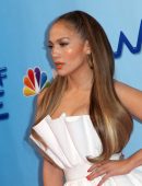 Jennifer-Lopez-Leggy-917