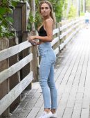 Kimberley-Garner-Booty-in-Jeans-303