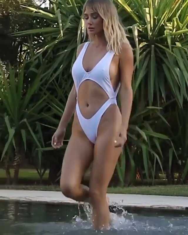 Sara-Jean-Underwood-in-Swimsuit-12