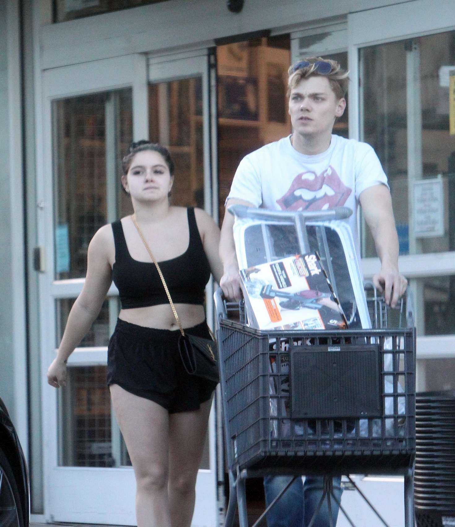 Ariel-Winter-at-Bed-Bath-and-Beyond-102