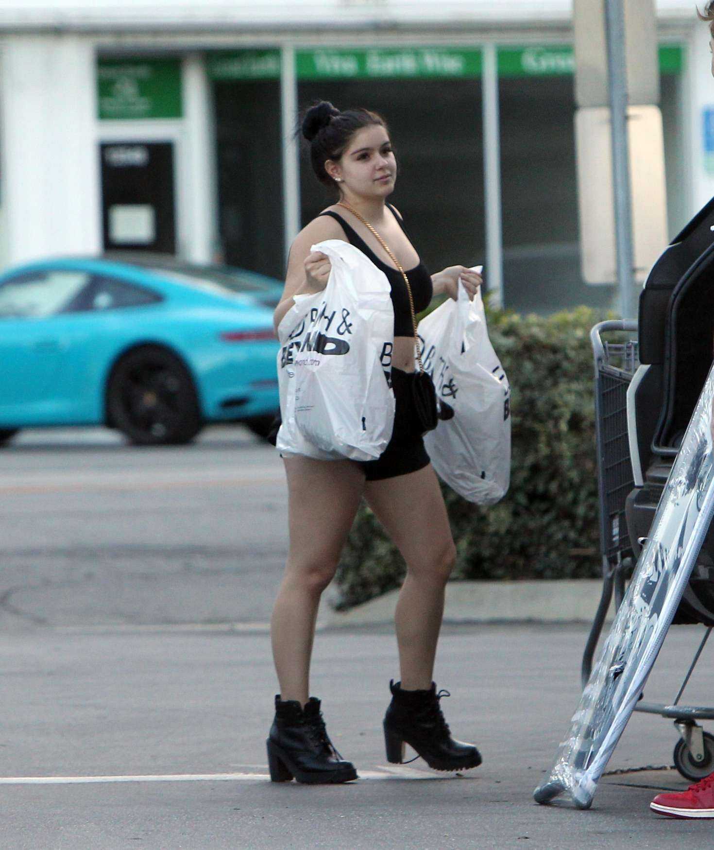 Ariel-Winter-at-Bed-Bath-and-Beyond-108