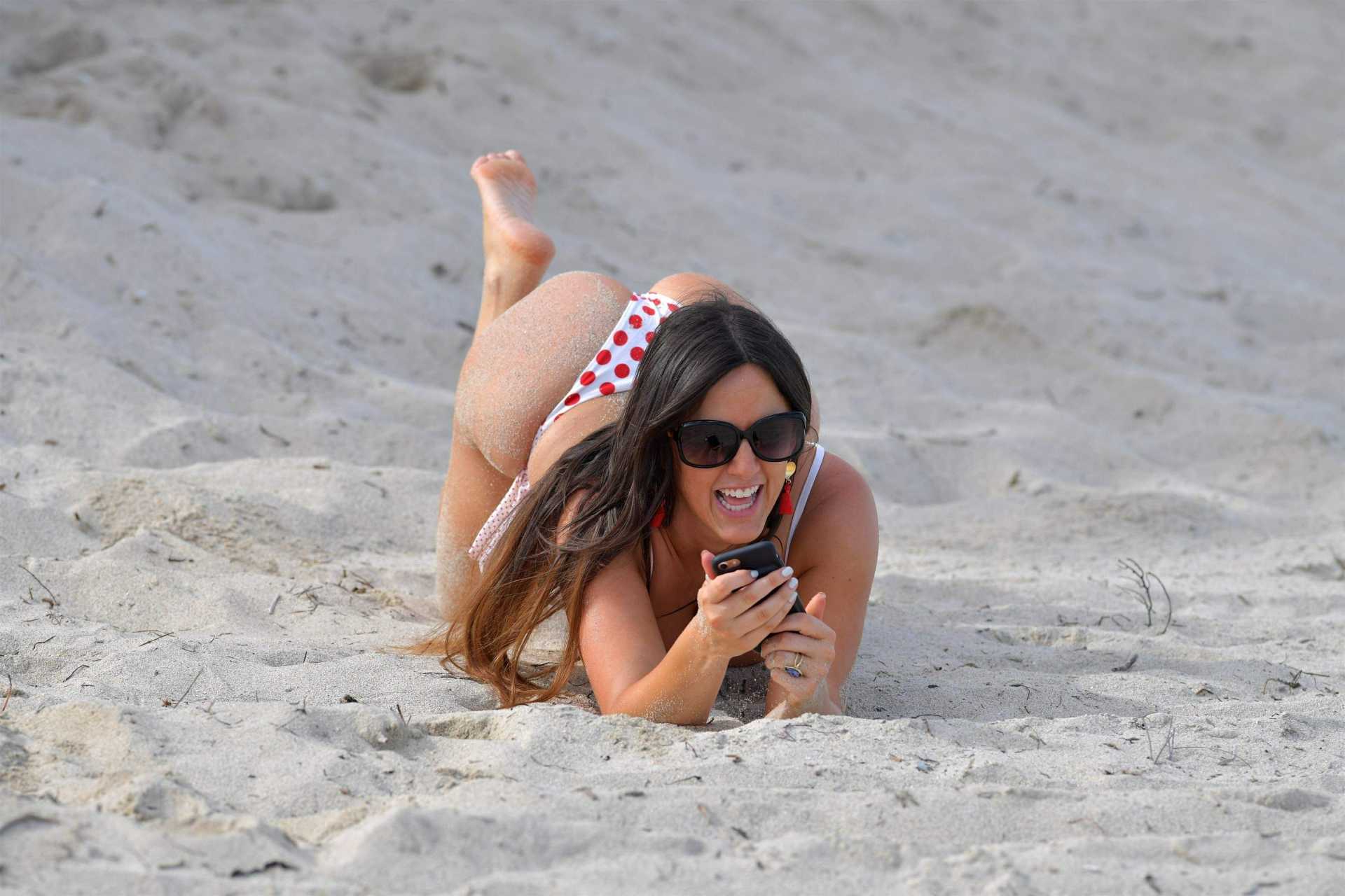 Claudia-Romani-in-Bikini-on-Valentine's-Day-16