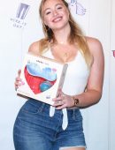 Iskra Lawrence Promoting Spark X Iskra at Aerie Times Square in NYC