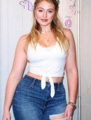 Iskra-Lawrence-at-Aerie-Times-Square-in-NYC-10