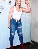 Iskra-Lawrence-at-Aerie-Times-Square-in-NYC-15