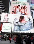 Iskra-Lawrence-at-Aerie-Times-Square-in-NYC-16