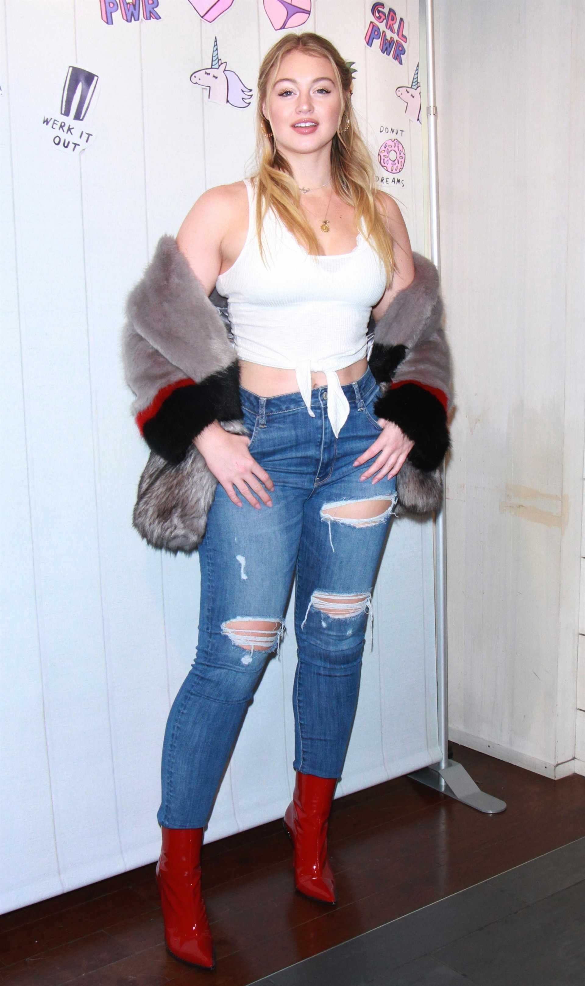 Iskra-Lawrence-at-Aerie-Times-Square-in-NYC-18