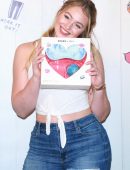 Iskra-Lawrence-at-Aerie-Times-Square-in-NYC-4