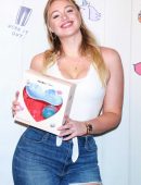 Iskra-Lawrence-at-Aerie-Times-Square-in-NYC-7