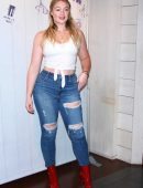 Iskra-Lawrence-at-Aerie-Times-Square-in-NYC-9