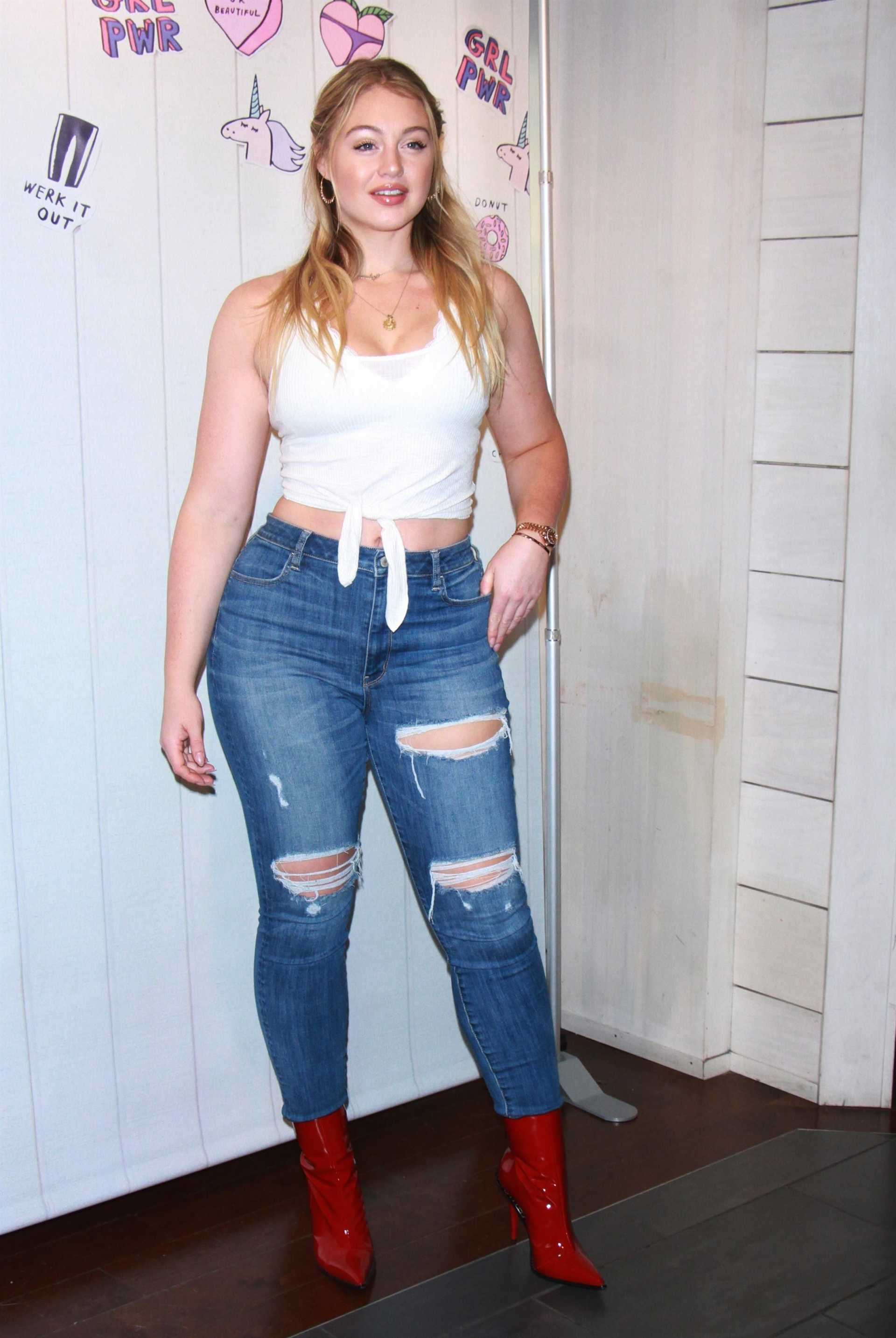 Iskra-Lawrence-at-Aerie-Times-Square-in-NYC-9