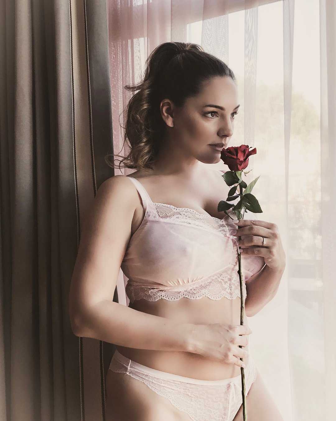 Kelly-Brook-in-Valentines-Day-Lingerie-Photoshoot-2018-5