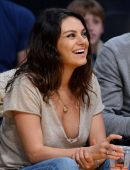 Mila-Kunis-Watching-Lakers-Game-at-Staples-Center-10