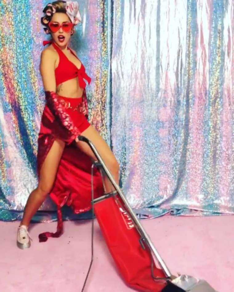Miley-Cyrus-for-Valentines-Day-Photoshoot-2018-2