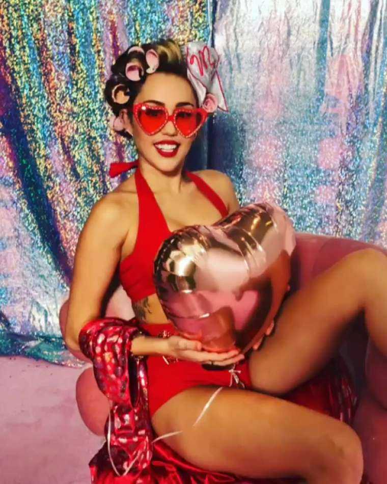Miley-Cyrus-for-Valentines-Day-Photoshoot-2018-3
