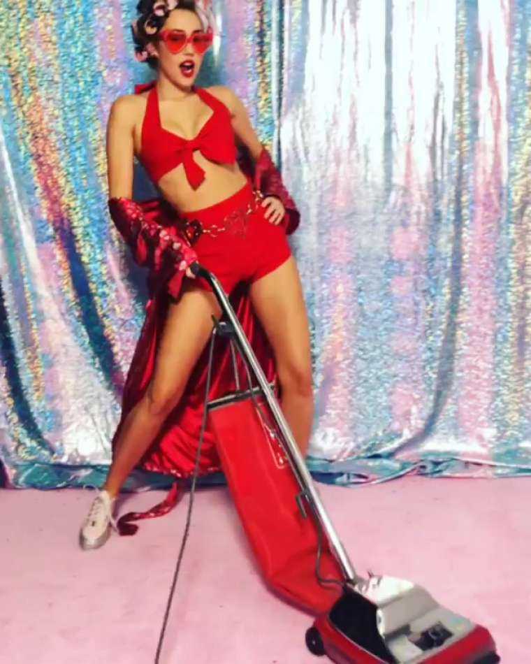 Miley-Cyrus-for-Valentines-Day-Photoshoot-2018-4