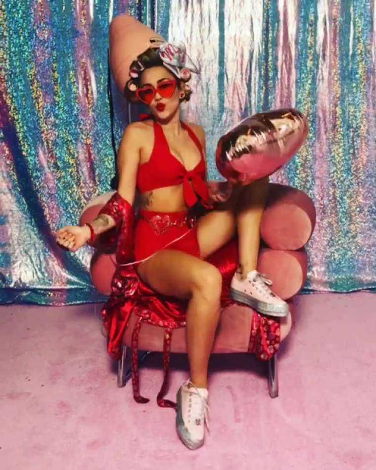 Miley-Cyrus-for-Valentines-Day-Photoshoot-2018-6