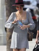 Selena-Gomez-at-Art-Supply-Store-10