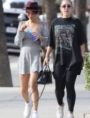 Selena-Gomez-at-Art-Supply-Store-2