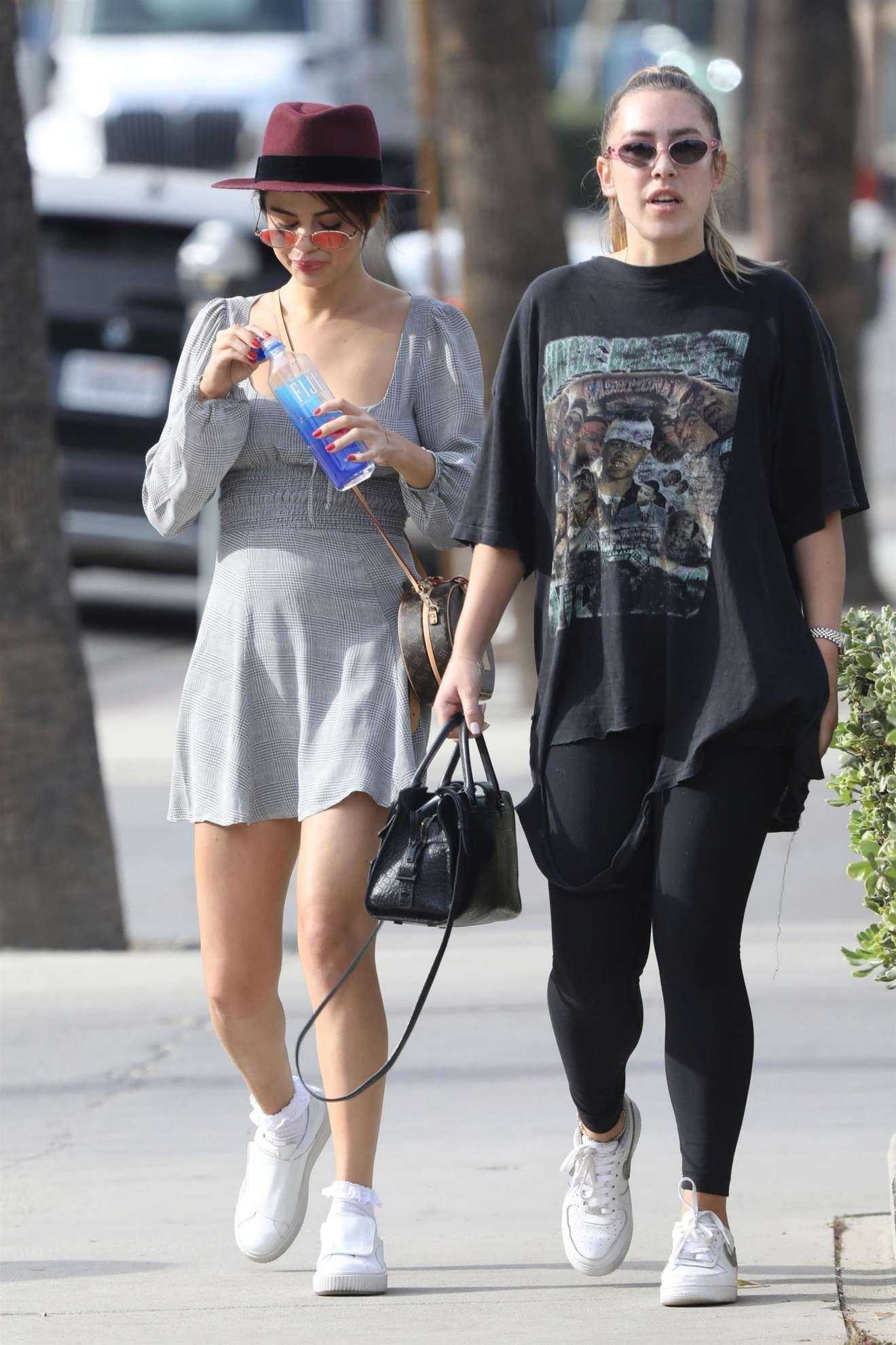 Selena-Gomez-at-Art-Supply-Store-2