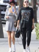 Selena-Gomez-at-Art-Supply-Store-3