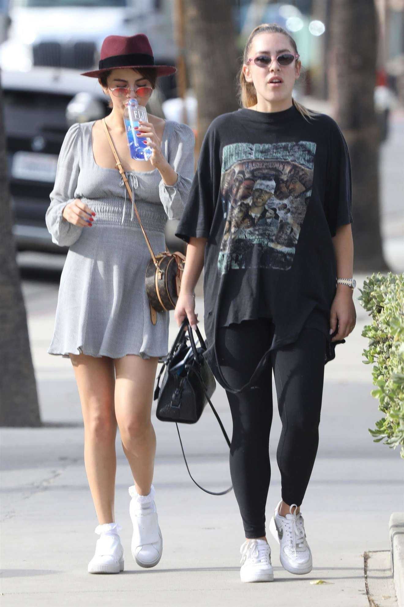 Selena-Gomez-at-Art-Supply-Store-3