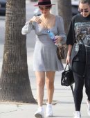 Selena-Gomez-at-Art-Supply-Store-4