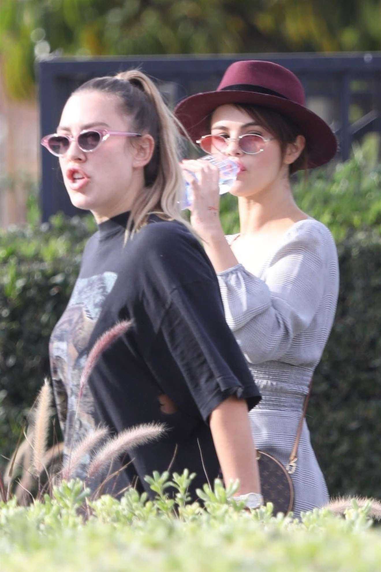 Selena-Gomez-at-Art-Supply-Store-5