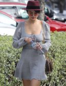 Selena-Gomez-at-Art-Supply-Store-6