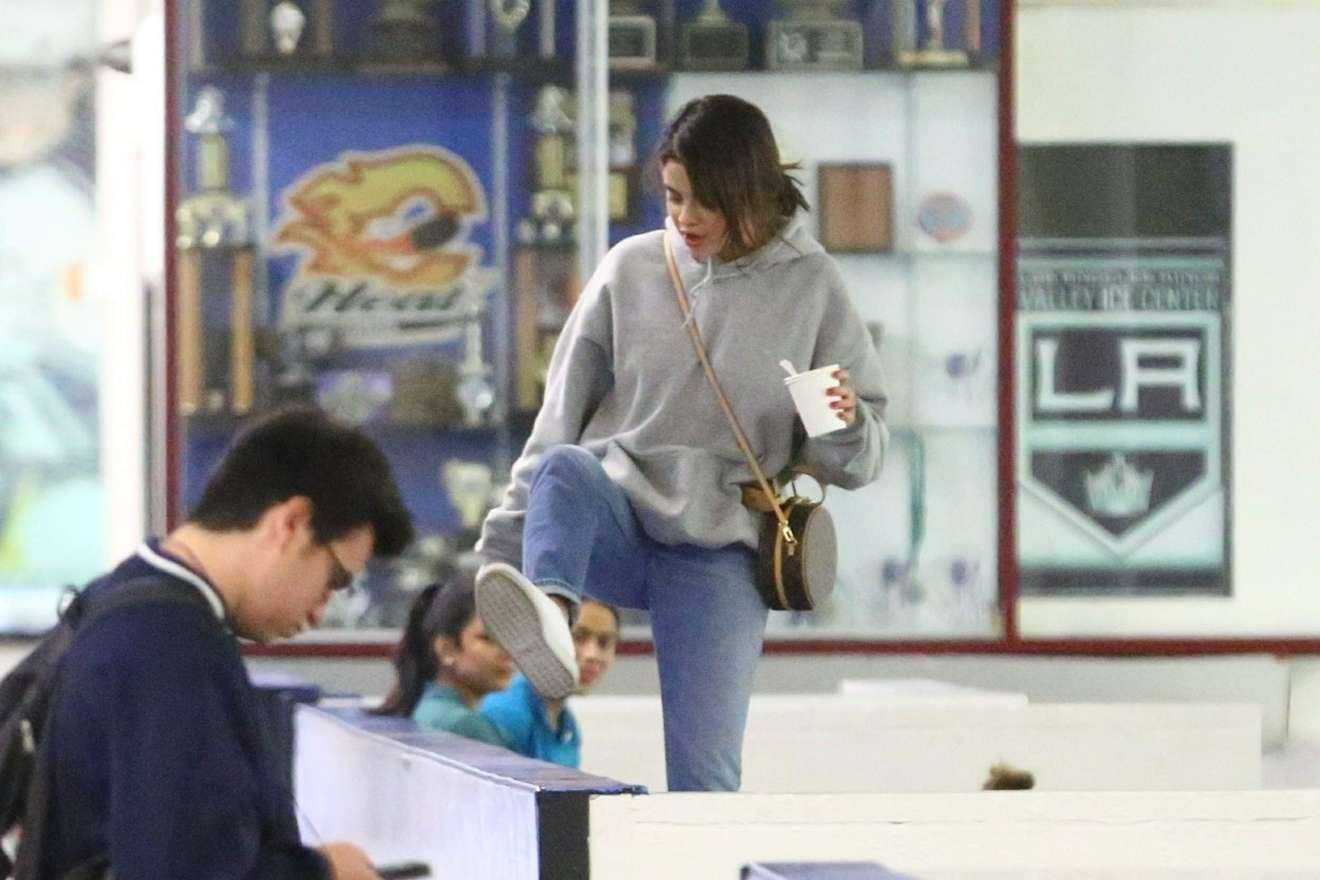Selena-Gomez-at-Kings-Valley-Ice-Center-in-LA-6