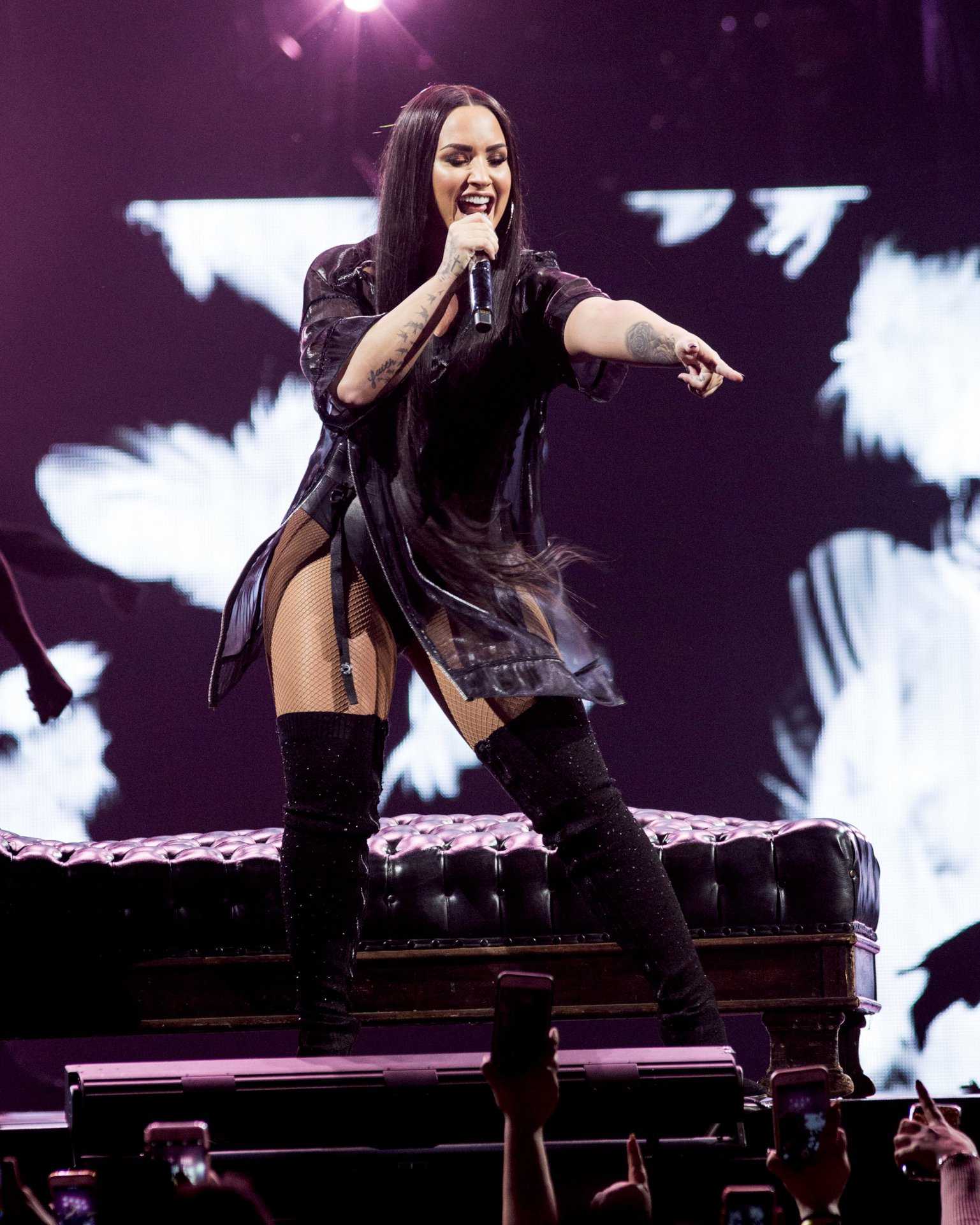 Demi-Lovato-on-Tell-Me-That-You-Love-Me-Tour-1