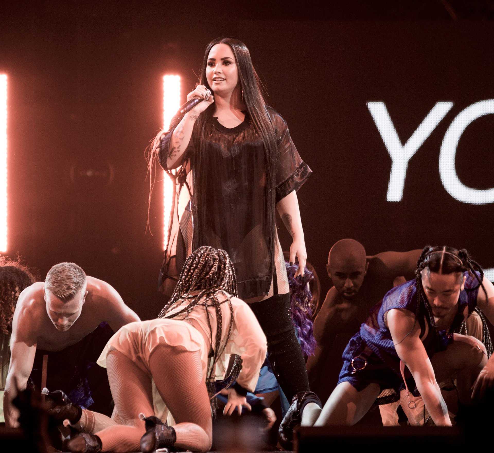 Demi-Lovato-on-Tell-Me-That-You-Love-Me-Tour-12