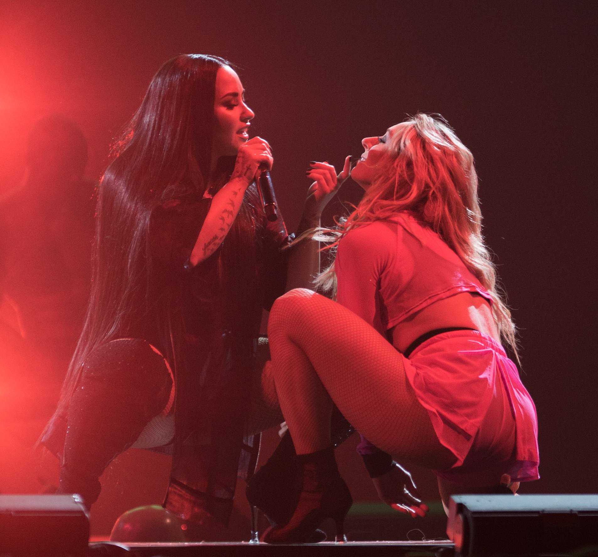 Demi-Lovato-on-Tell-Me-That-You-Love-Me-Tour-15