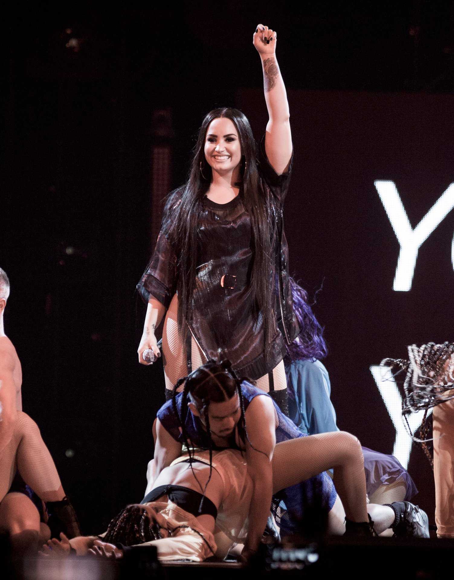 Demi-Lovato-on-Tell-Me-That-You-Love-Me-Tour-17