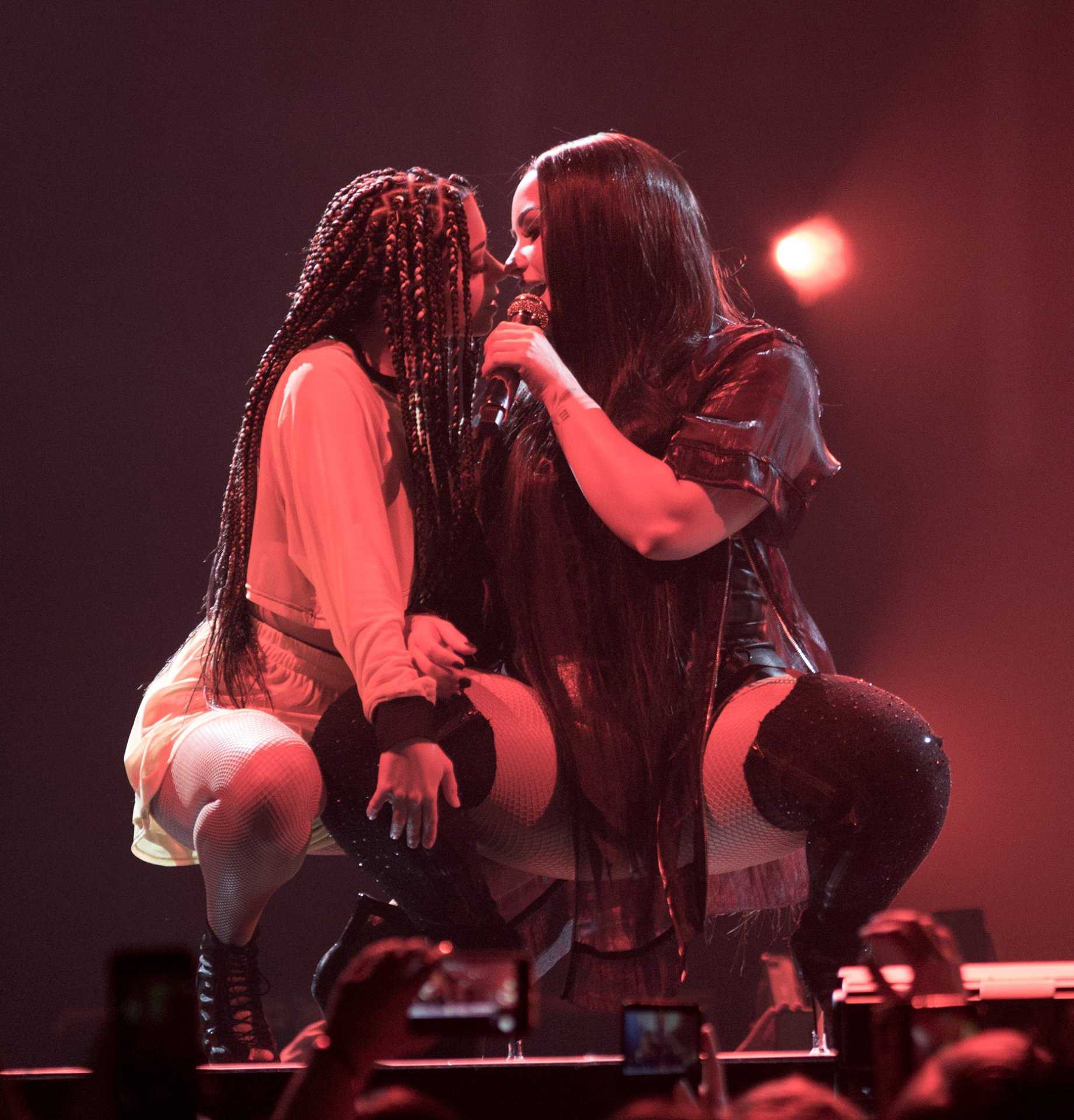 Demi-Lovato-on-Tell-Me-That-You-Love-Me-Tour-18