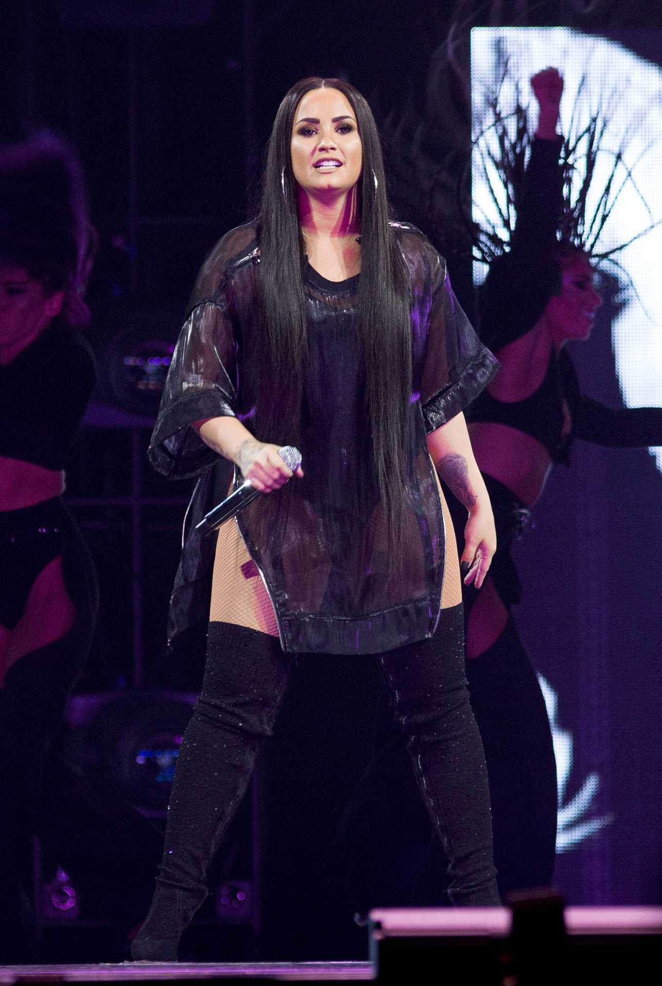 Demi-Lovato-on-Tell-Me-That-You-Love-Me-Tour-2