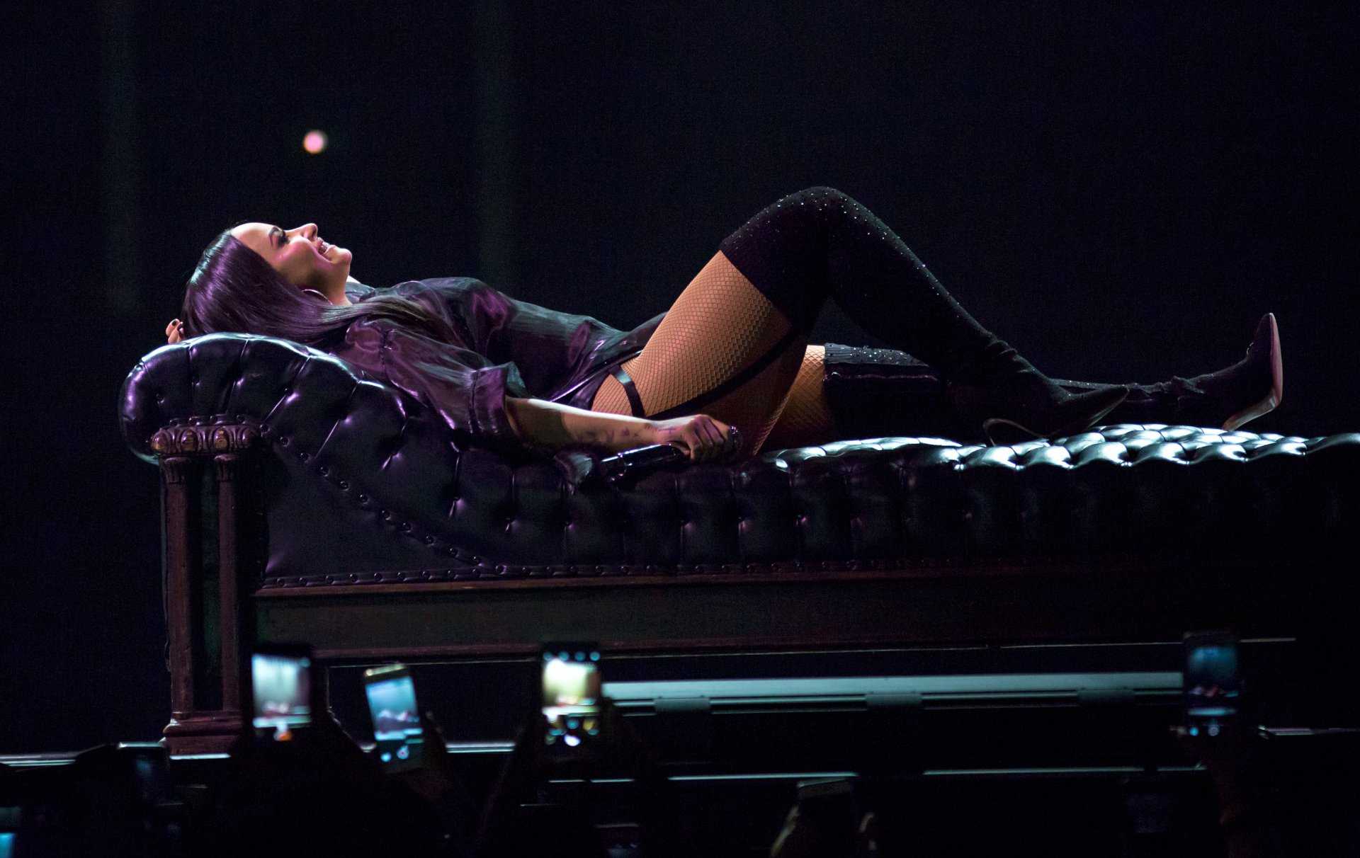 Demi-Lovato-on-Tell-Me-That-You-Love-Me-Tour-20