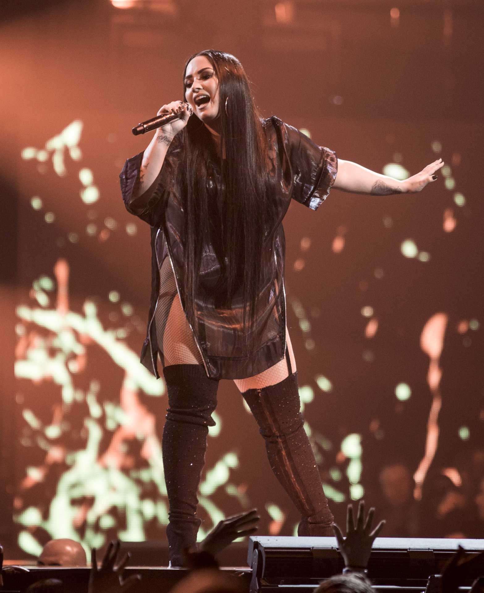 Demi-Lovato-on-Tell-Me-That-You-Love-Me-Tour-6
