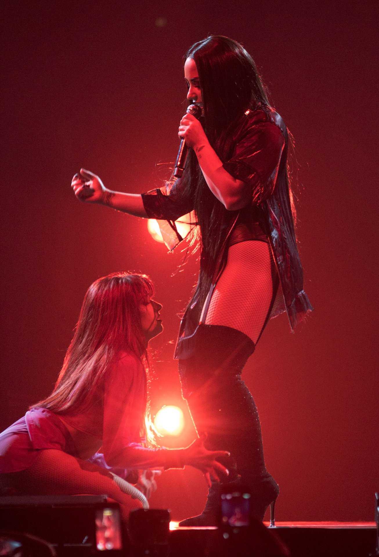 Demi-Lovato-on-Tell-Me-That-You-Love-Me-Tour-7