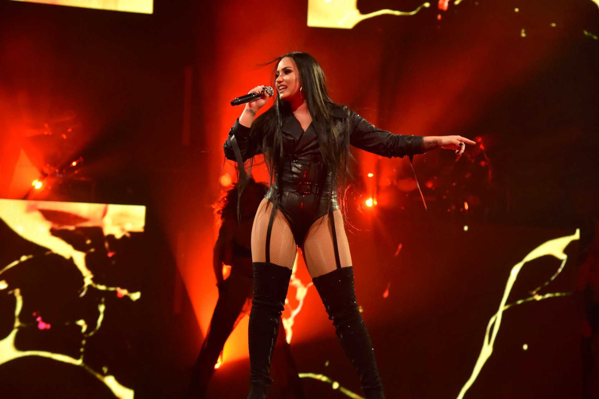 Demi-Lovato-on-Tell-Me-You-Love-Me-Tour-10