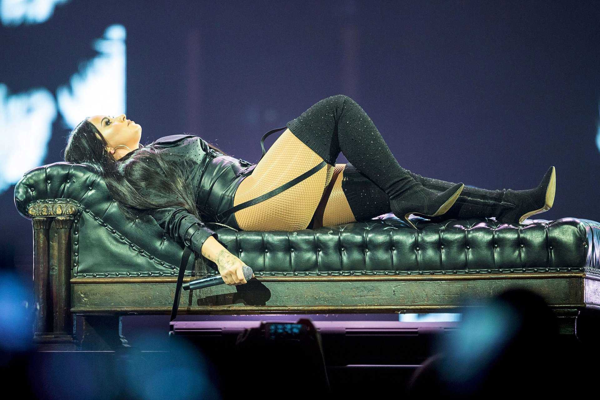 Demi-Lovato-on-Tell-Me-You-Love-Me-Tour-13