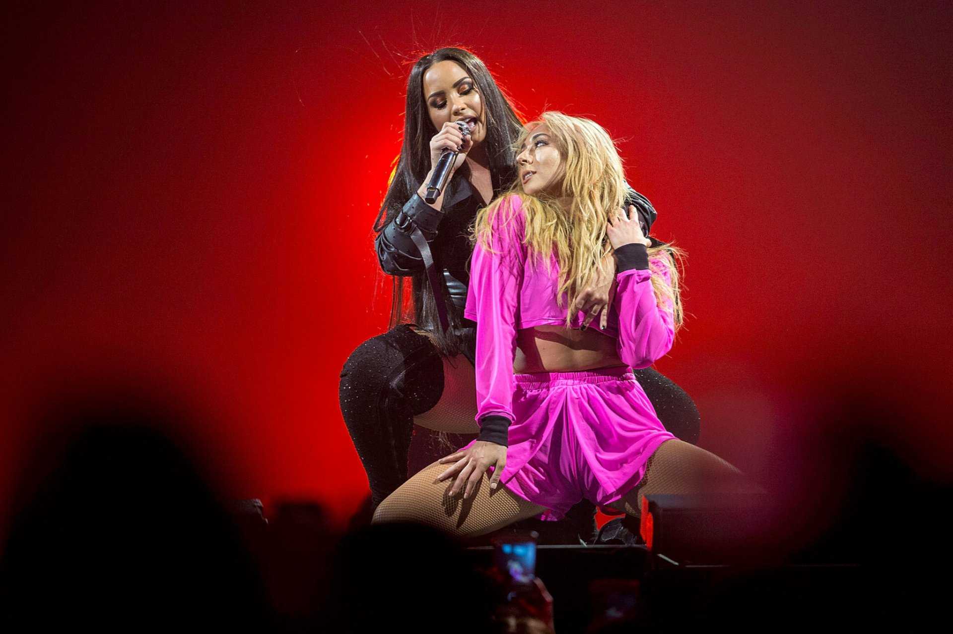 Demi-Lovato-on-Tell-Me-You-Love-Me-Tour-14