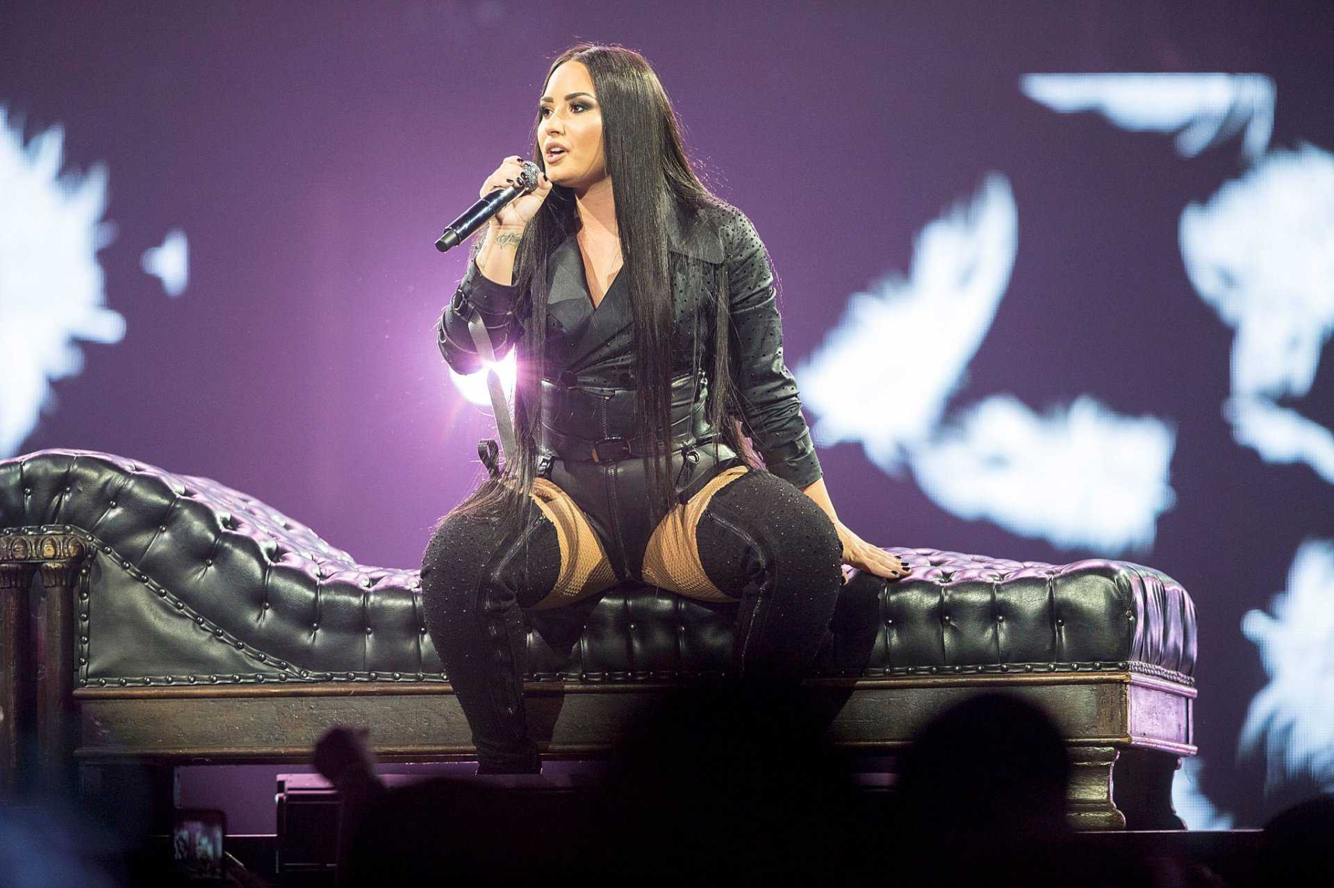 Demi-Lovato-on-Tell-Me-You-Love-Me-Tour-15