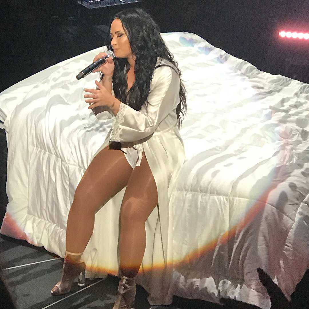 Demi-Lovato-on-Tell-Me-You-Love-Me-Tour-16