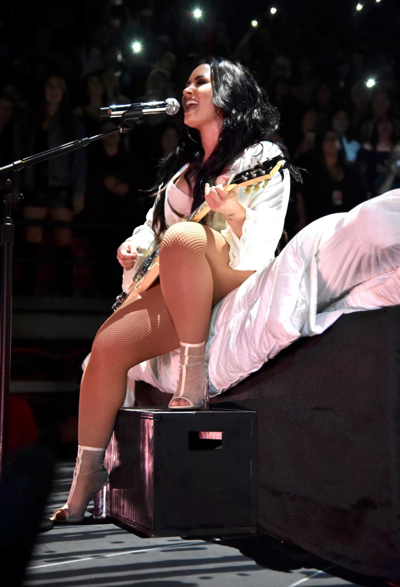 Demi-Lovato-on-Tell-Me-You-Love-Me-Tour-17