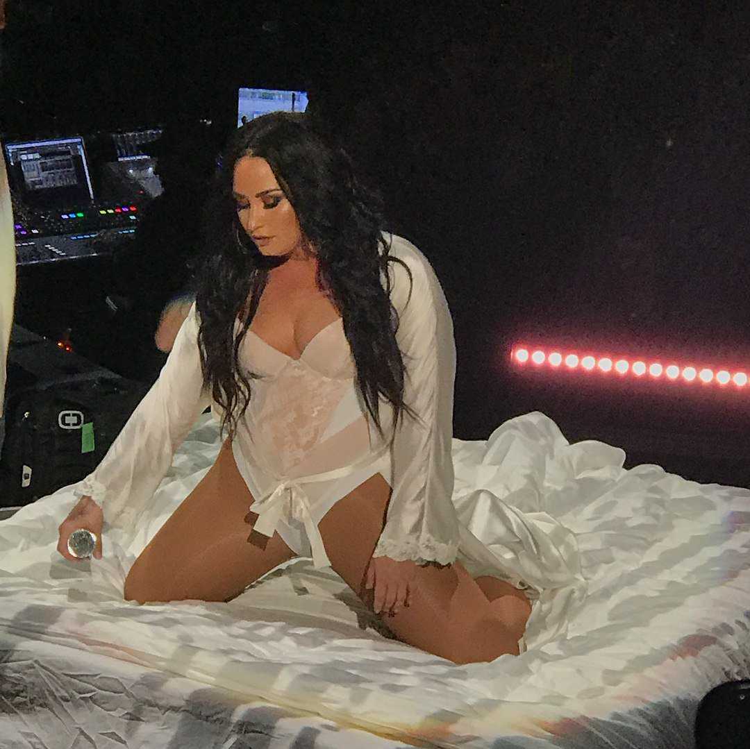 Demi-Lovato-on-Tell-Me-You-Love-Me-Tour-18