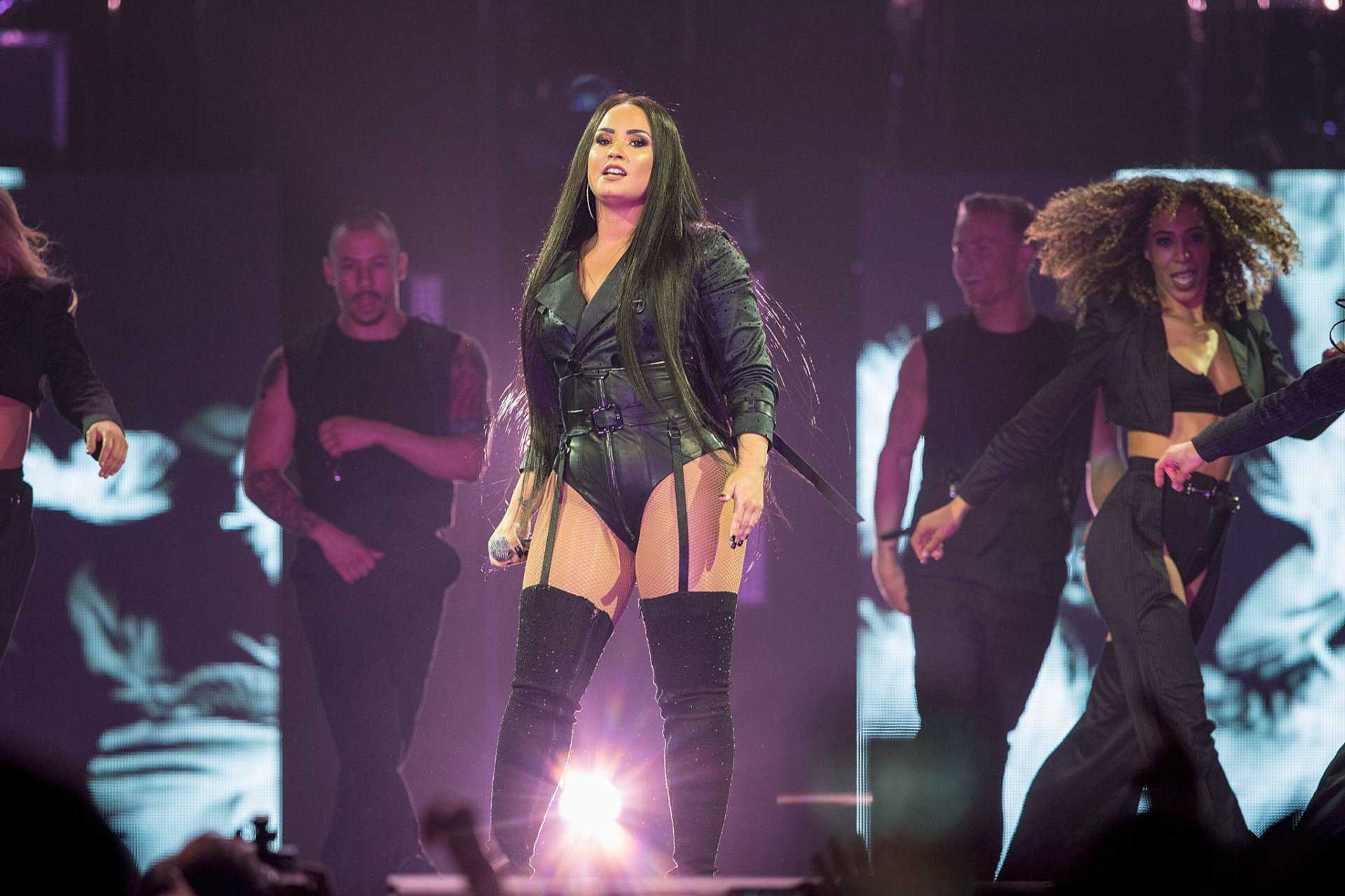 Demi-Lovato-on-Tell-Me-You-Love-Me-Tour-9
