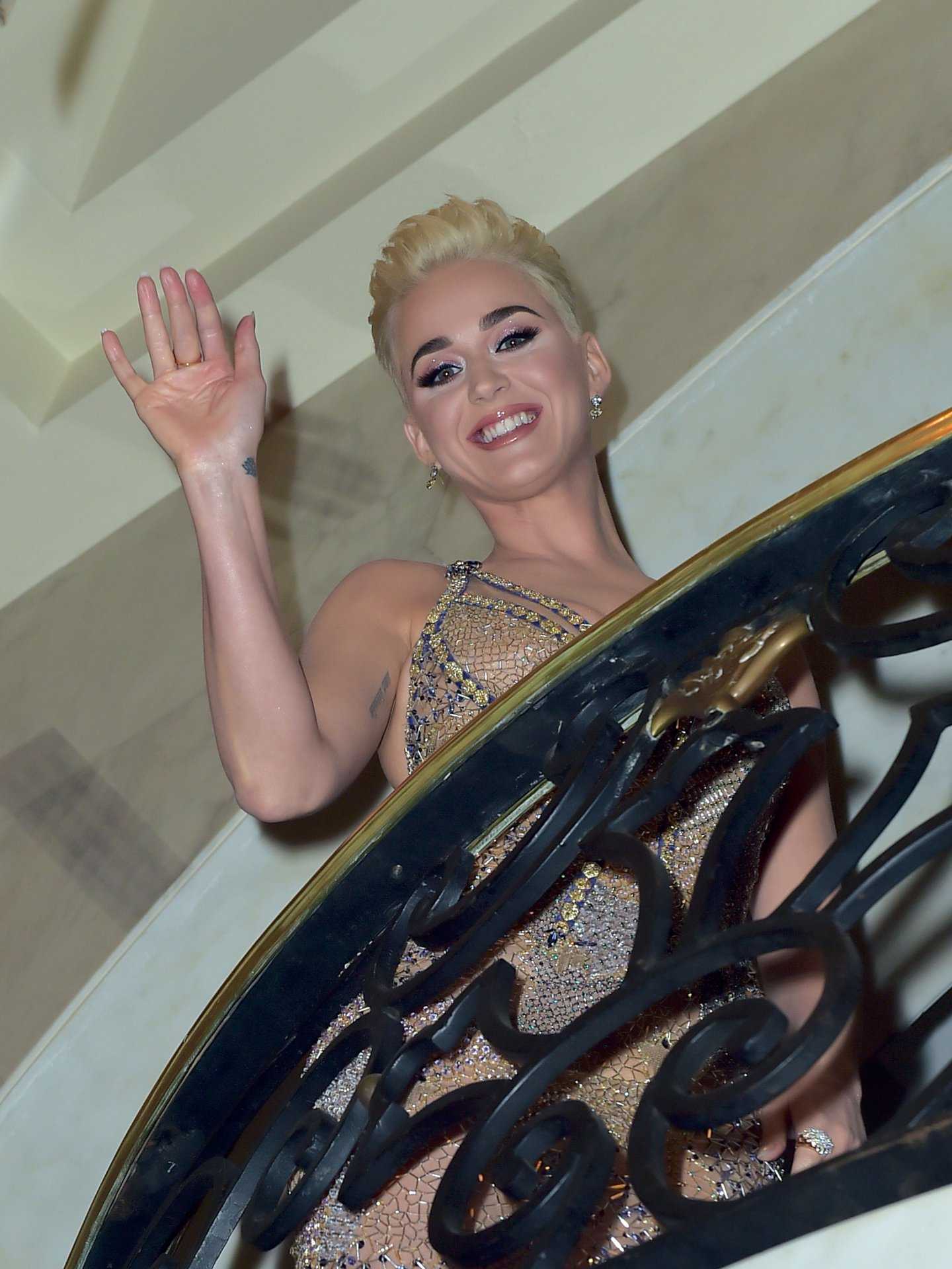 Katy-Perry-at-Byron-Allen’s-Oscar-Gala-5
