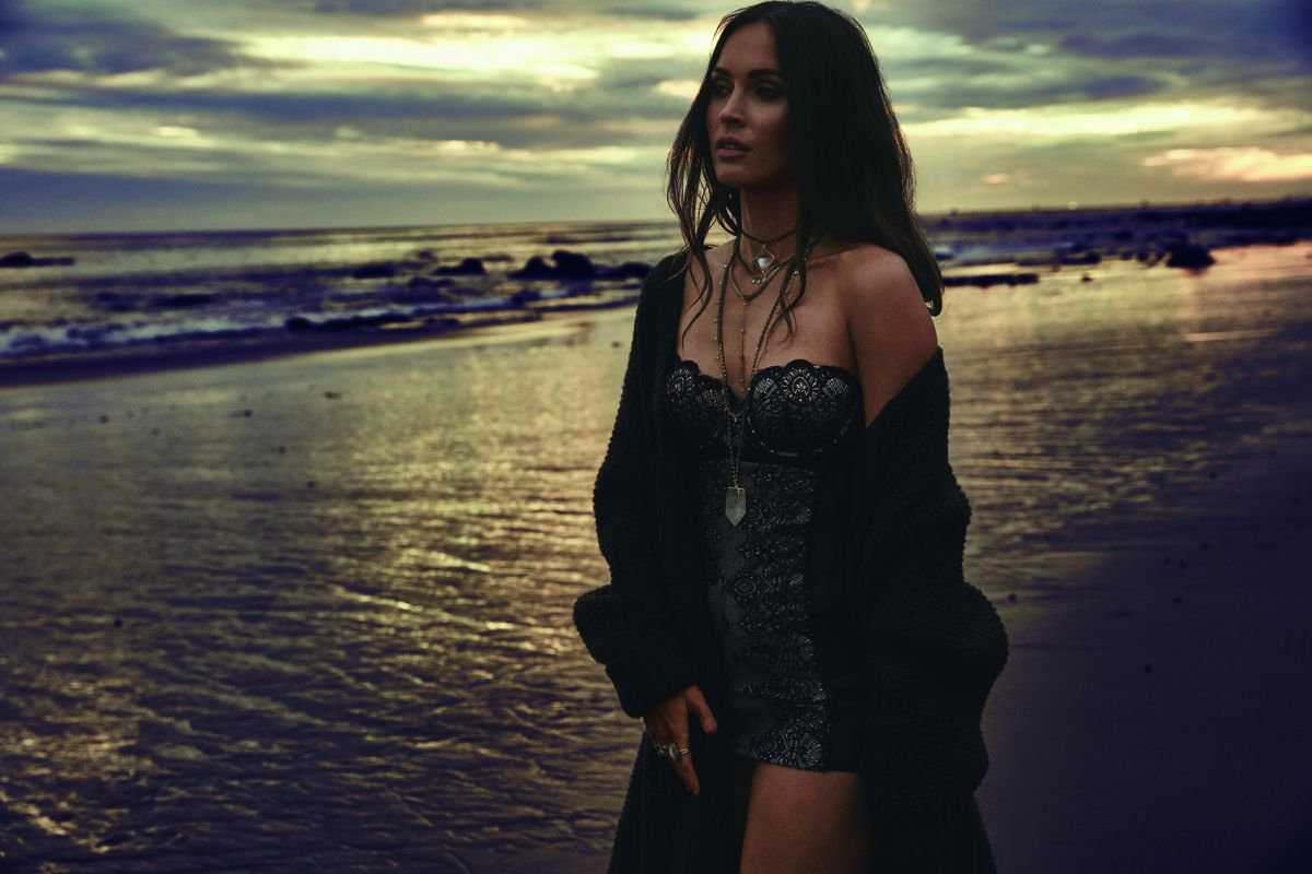 Megan-Fox-in-Frederick’s-of-Hollywood-Lingerie-Photoshoot-4