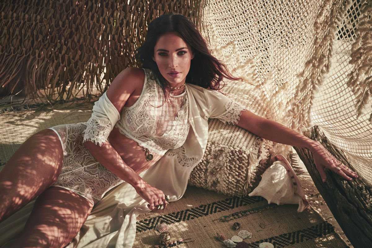 Megan-Fox-in-Frederick’s-of-Hollywood-Lingerie-Photoshoot-5